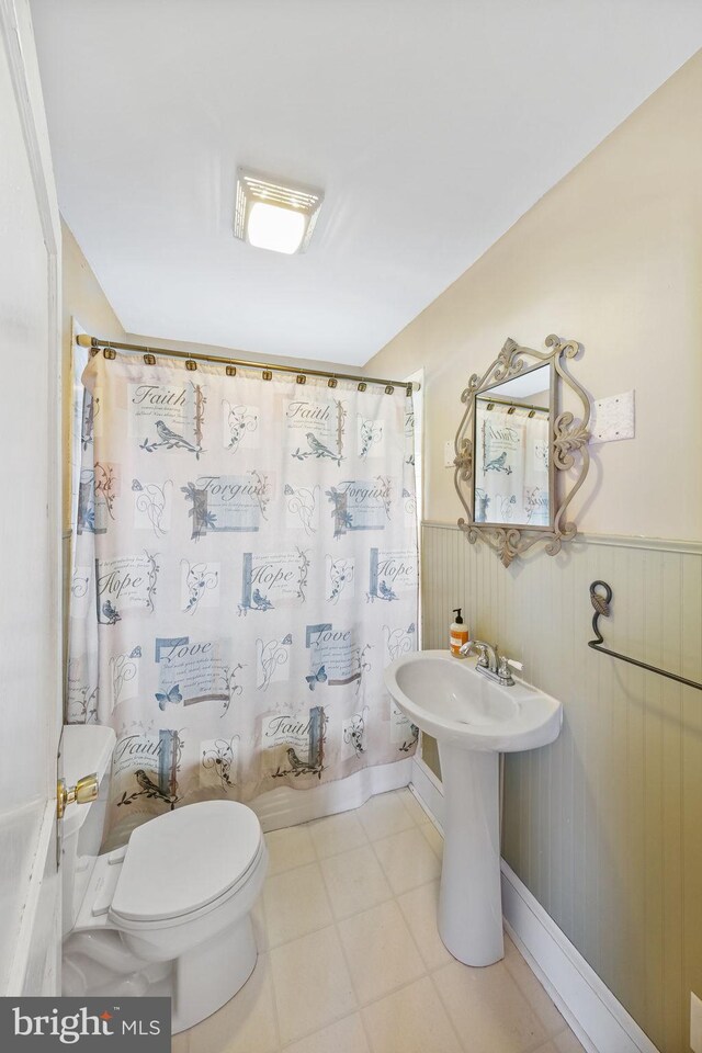 301 Hamilton Blvd, Warsaw, VA 22572 - full bathroom with toilet, a wainscoted wall, and shower / tub combo with curtain
