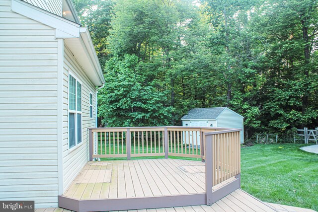 8 Spur Ridge Ct, Newark, DE 19702 - deck with a lawn and a storage unit
