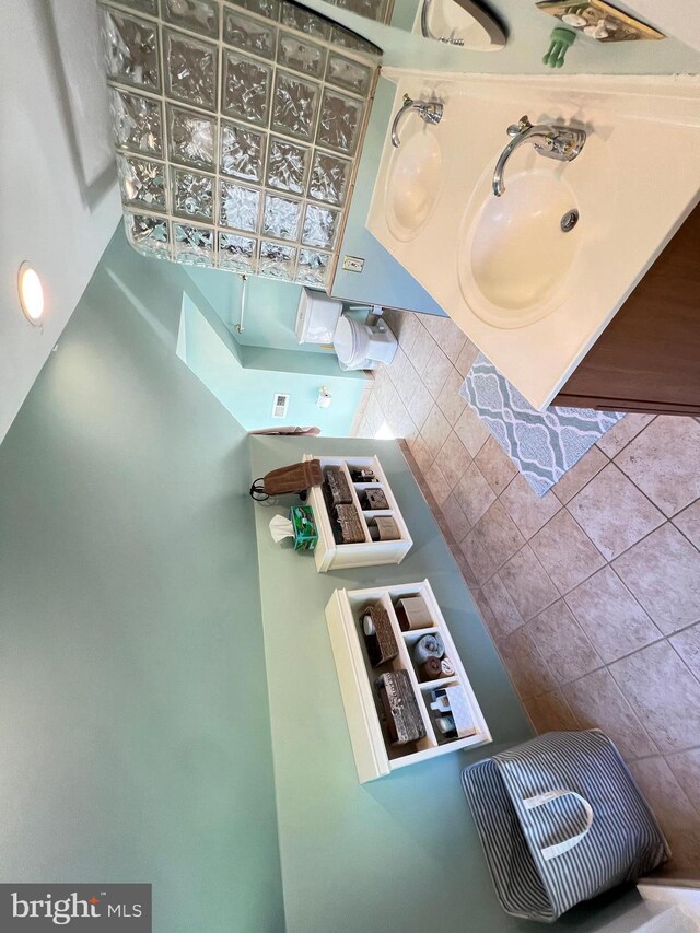 6206 Pinehurst Rd, Baltimore, MD 21212 - bathroom featuring tasteful backsplash and a sink