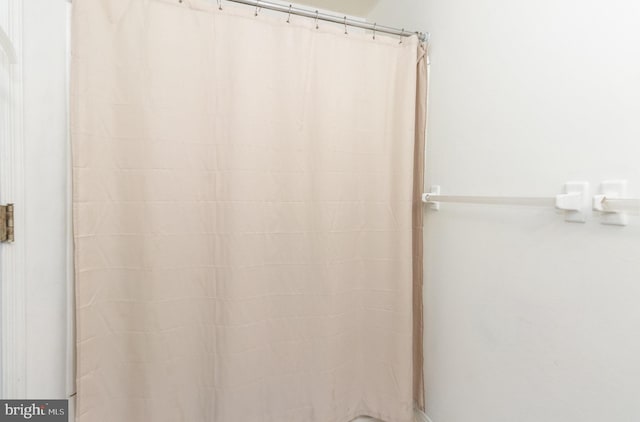 11 Bentley Pl, Carlisle, PA 17013 - bathroom featuring curtained shower