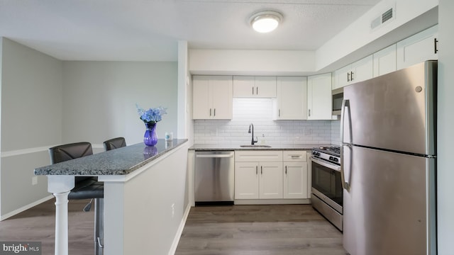 7205 Hilltop Dr Unit 95, Brookhaven, PA 19015 - kitchen with appliances with stainless steel finishes, a sink, a peninsula, and white cabinets