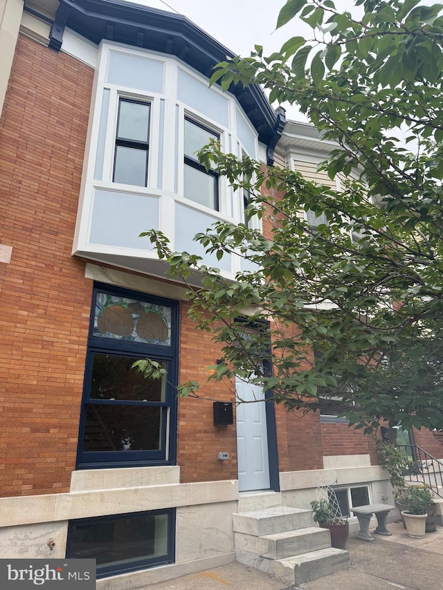 267 S Ellwood Ave, Baltimore, MD 21224 - view of front facade featuring entry steps and brick siding