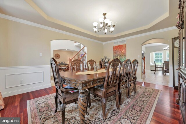 118 Connecticut Ave, Sinking Spring, PA 19608 - dining room featuring arched walkways, a tray ceiling, a chandelier, a wainscoted wall, and ornamental molding