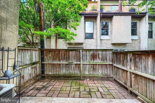 106 W Montgomery St, Baltimore, MD 21230 - deck with a fenced backyard