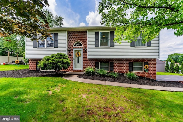 404 Clover Rd, Etters, PA 17319 - bi-level home featuring a front lawn and brick siding