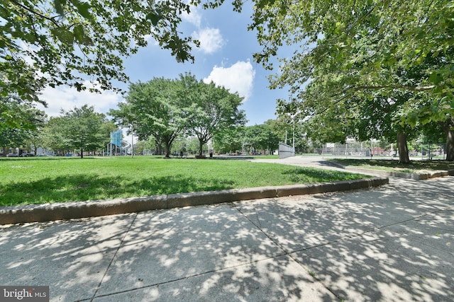452 Fitzgerald St, Philadelphia, PA 19148 - surrounding community featuring a yard
