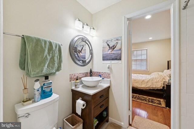 6625 Weatheford Ct, Mclean, VA 22101 - ensuite bathroom featuring vanity, toilet, wood finished floors, and recessed lighting