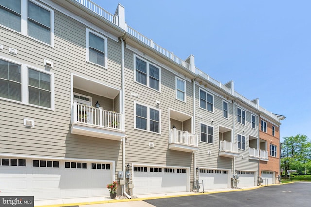 145 Center St S Unit 4, Vienna, VA 22180 - view of building exterior featuring an attached garage
