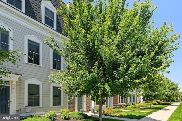 145 Center St S Unit 4, Vienna, VA 22180 - view of front of property with mansard roof and brick siding