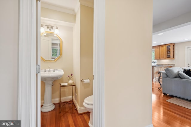 1028 Sandpiper Ln, Annapolis, MD 21403 - bathroom featuring wood finished floors, ornamental molding, and recessed lighting