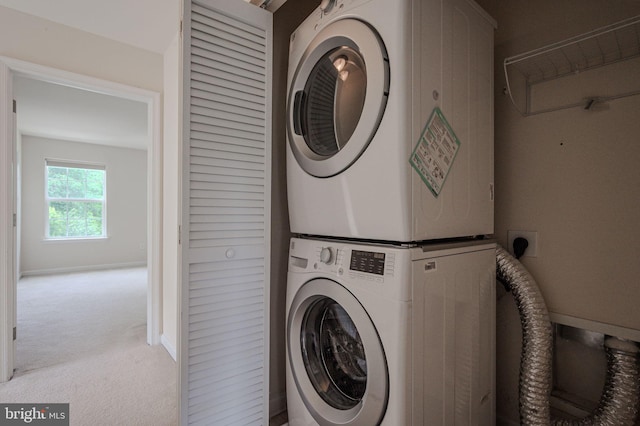 309 Latrobe Dr, Newark, DE 19702 - washroom featuring stacked washing machine and dryer, carpet, and baseboards