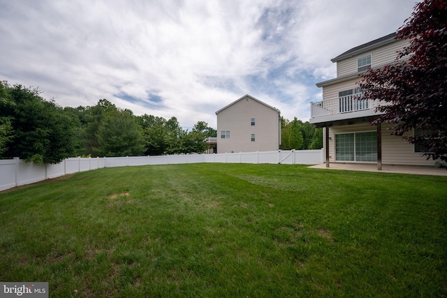 309 Latrobe Dr, Newark, DE 19702 - view of yard featuring a patio