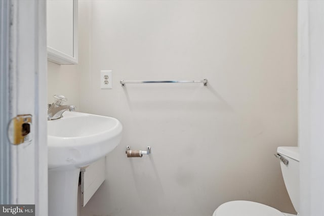 523 Bloomfield Ave, Drexel Hill, PA 19026 - bathroom with toilet and a sink