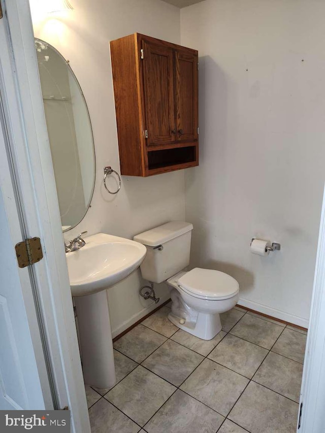 672 Jupiter Hills Ct, Arnold, MD 21012 - bathroom featuring toilet, baseboards, tile patterned floors, and a sink