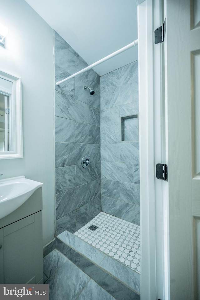 511 S Kent St, Winchester, VA 22601 - full bath featuring tiled shower and vanity