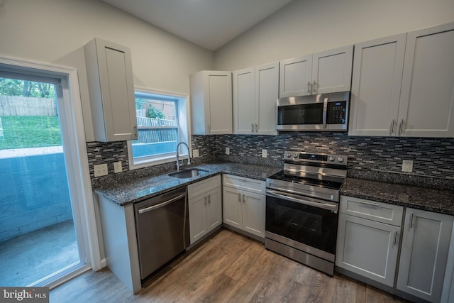 511 S Kent St, Winchester, VA 22601 - kitchen featuring appliances with stainless steel finishes, a sink, vaulted ceiling, wood finished floors, and tasteful backsplash