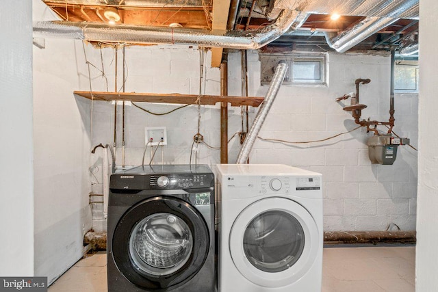 8818 Greens Ln, Randallstown, MD 21133 - laundry room featuring independent washer and dryer