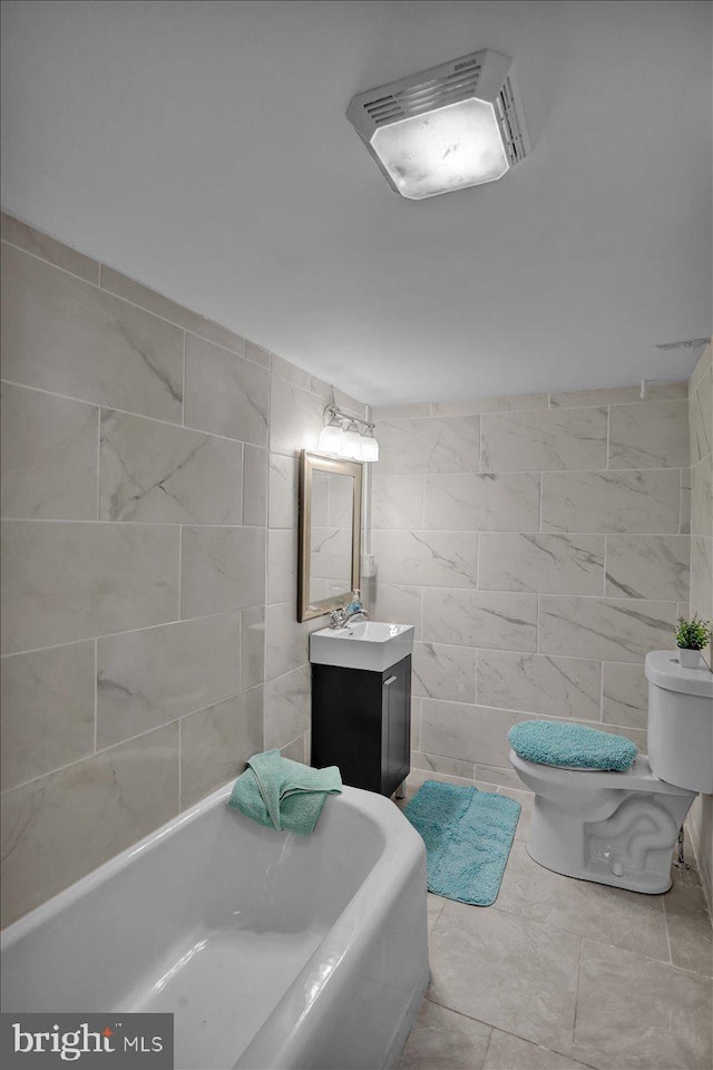 937 Fern Ave, Reading, PA 19607 - full bath featuring tile walls, toilet, a tub, and vanity