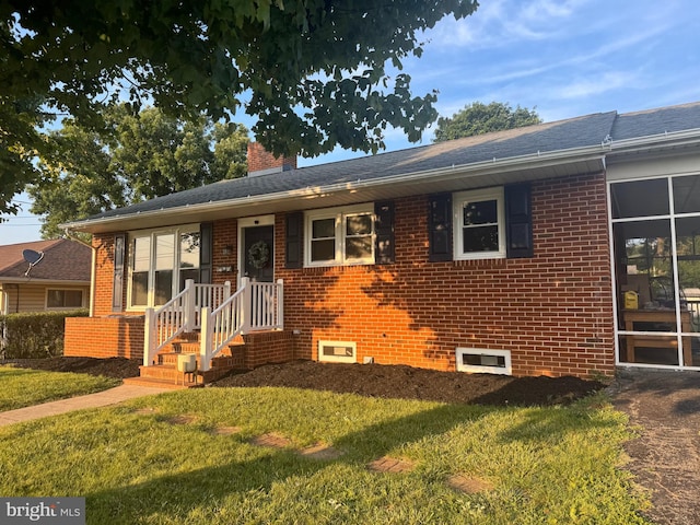 117 Washington Ave, Front Royal, VA 22630 - single story home with a front lawn, brick siding, and a chimney