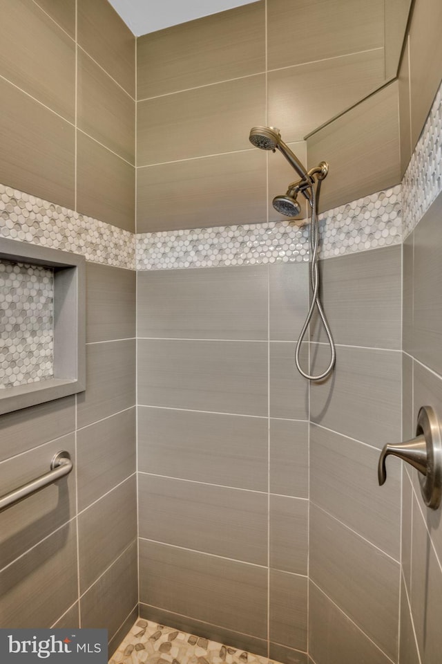 61 Bragg Dr, East Berlin, PA 17316 - full bathroom featuring a tile shower
