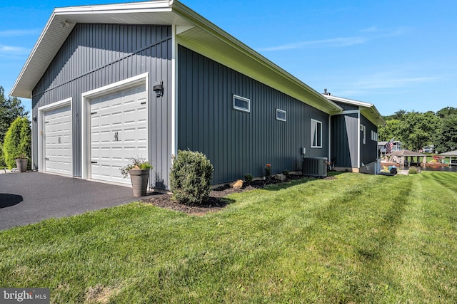 61 Bragg Dr, East Berlin, PA 17316 - view of side of home with a garage and a yard
