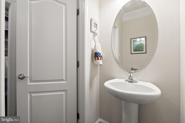1257 N Fairfax Blvd, Ranson, WV 25438 - bathroom featuring ornamental molding