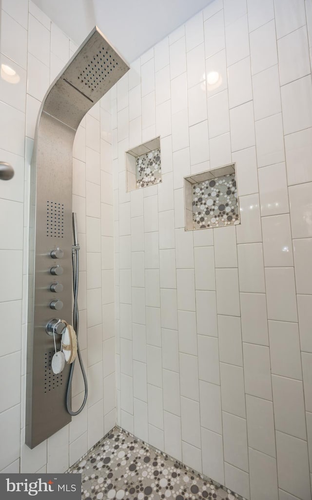 8 Bordeaux Blvd, Newark, DE 19702 - full bathroom featuring a tile shower
