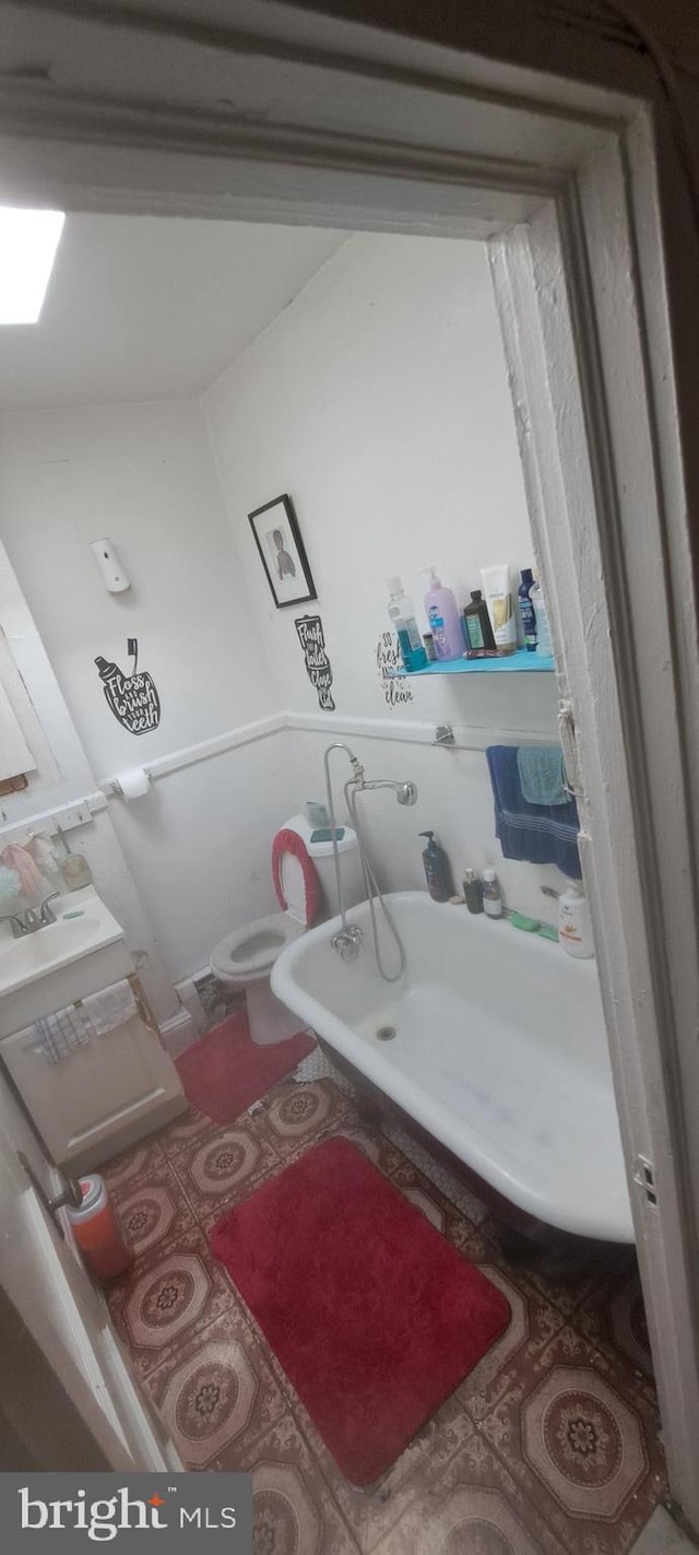 2207 W Lafayette Ave, Baltimore, MD 21216 - bathroom with a tub to relax in and toilet