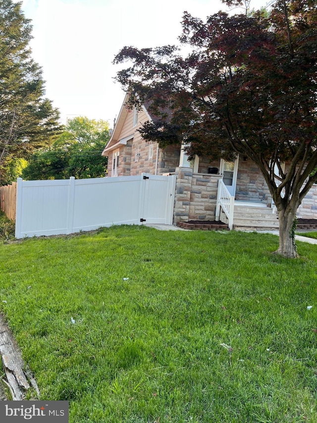 818 Warwick Rd, Baltimore, MD 21229 - view of yard