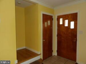 612 S Thomas St, Bedford, PA 15522 - foyer entrance featuring ornamental molding