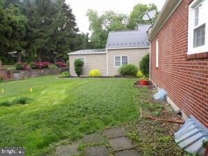 612 S Thomas St, Bedford, PA 15522 - view of green lawn