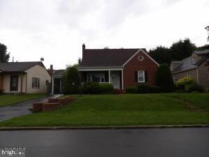 612 S Thomas St, Bedford, PA 15522 - ranch-style house featuring a front lawn