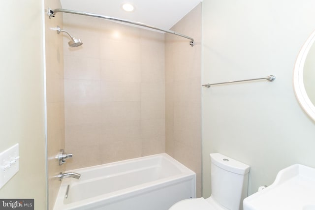 618 N American St, Philadelphia, PA 19123 - bathroom with toilet and bathtub / shower combination
