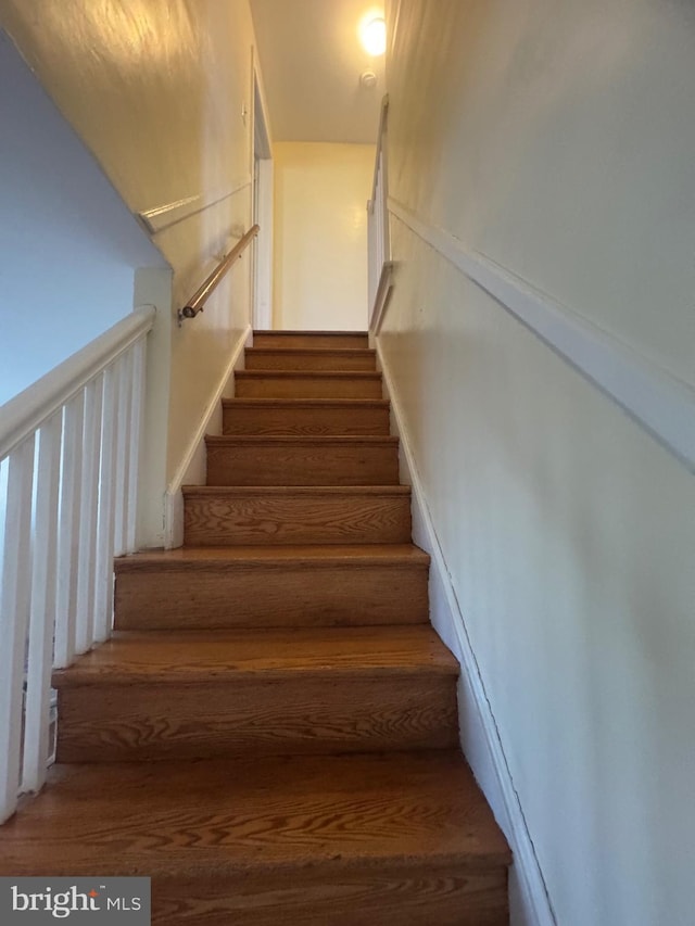 331 Garden Ave, Camden, NJ 08105 - view of staircase