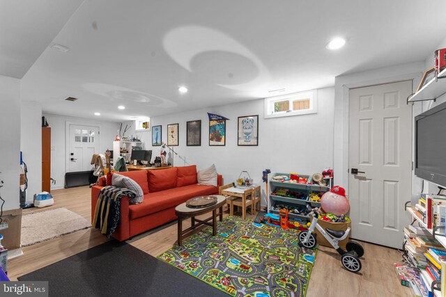 6807 Radcliffe Dr, Alexandria, VA 22307 - living area featuring light wood-style floors and recessed lighting