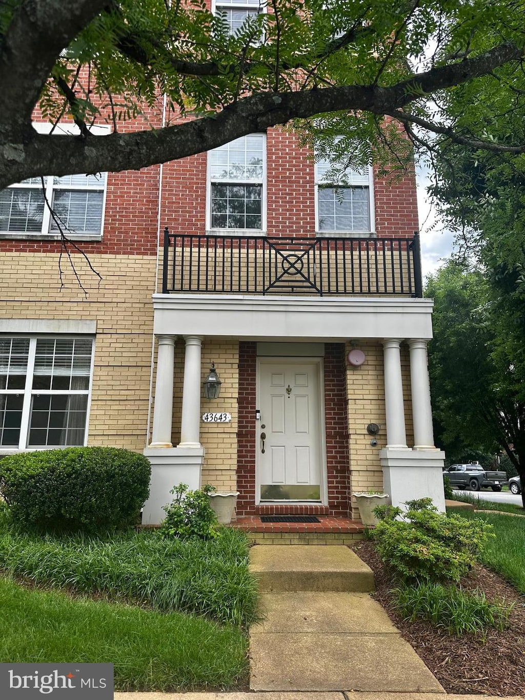 43643 Mcdowell Sq, Leesburg, VA 20176 - view of front of home featuring brick siding and a balcony