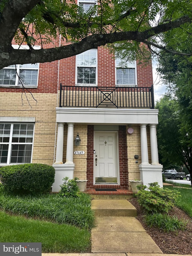 43643 Mcdowell Sq, Leesburg, VA 20176 - view of front of home featuring brick siding and a balcony