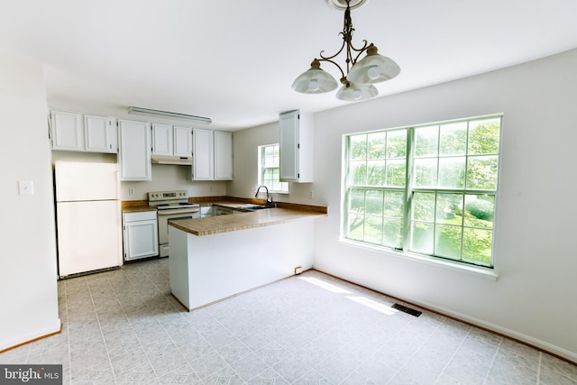 10256 Quiet Pond Ter, Burke, VA 22015 - kitchen with white appliances, under cabinet range hood, a sink, a chandelier, and a peninsula