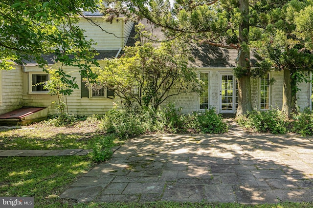 100 Carson Rd, Princeton, NJ 08540 - view of front of property with a shingled roof