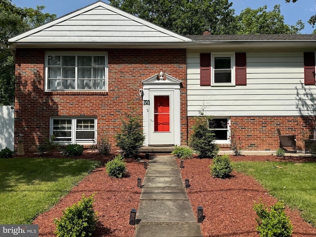 701 25th St, Huntingdon, PA 16652 - bi-level home featuring a front yard and brick siding