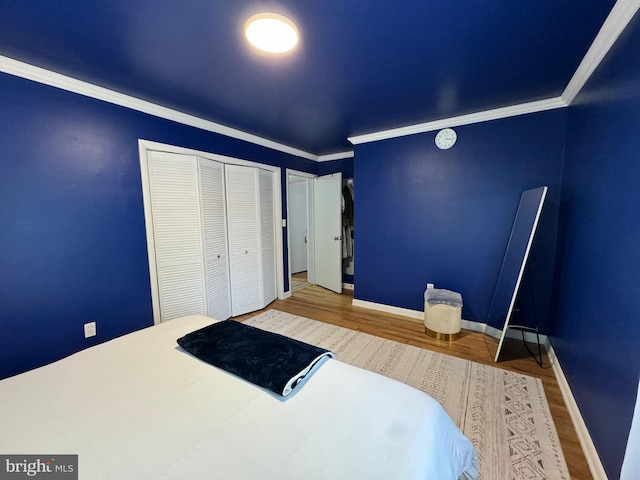 701 25th St, Huntingdon, PA 16652 - bedroom featuring wood finished floors, baseboards, a closet, and crown molding
