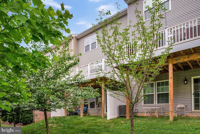 6911 Stansbury Ln, Landover, MD 20785 - back of house with a lawn