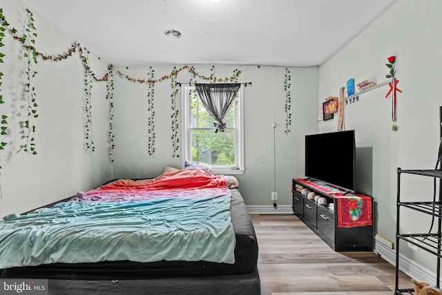 821 E Jeffrey St, Baltimore, MD 21225 - bedroom featuring wood finished floors and baseboards