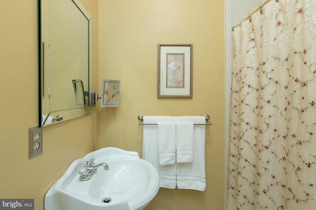 417 E Washington St, Charles Town, WV 25414 - full bath with curtained shower