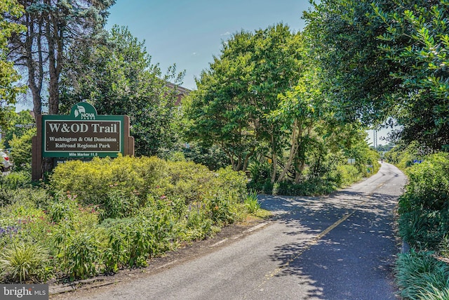 6513 Manor Ridge Ct, Falls Church, VA 22043 - view of asphalt road