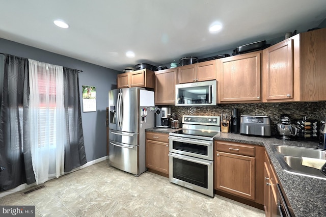 53 Skyview Cir, Hanover, PA 17331 - kitchen featuring stainless steel appliances, a sink, tasteful backsplash, dark countertops, and recessed lighting