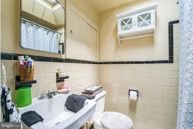 941 Fairfax Rd, Drexel Hill, PA 19026 - bathroom featuring toilet, a sink, and tile walls