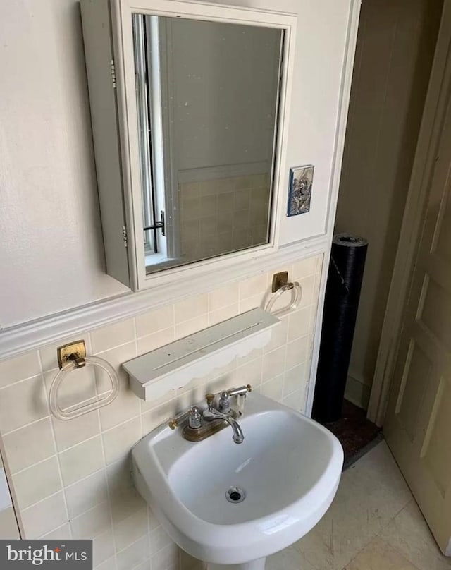 2926 N Stillman St, Philadelphia, PA 19132 - bathroom with a sink and backsplash