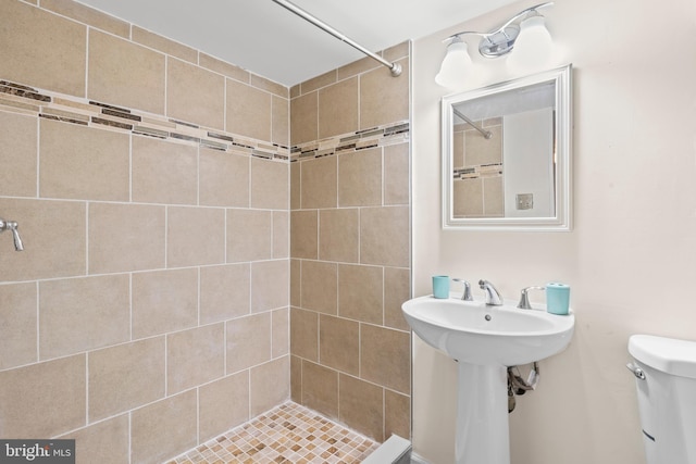 7627 Fallswood Way, Lorton, VA 22079 - bathroom with a tile shower