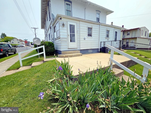 33 N Washington St, Cleona, PA 17042 - view of side of home with entry steps